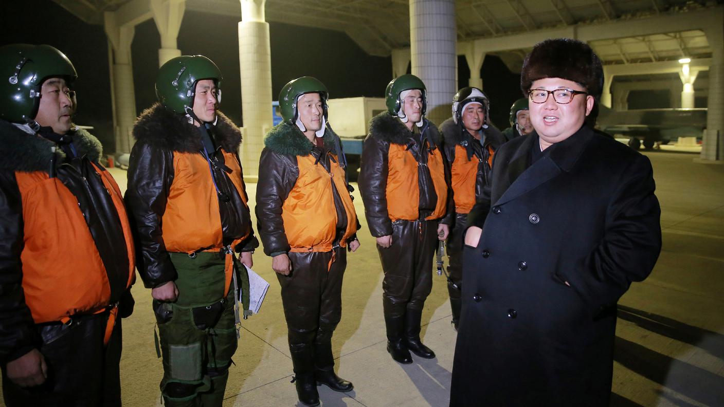 Kim Jong-un passa in rassegna le sue truppe