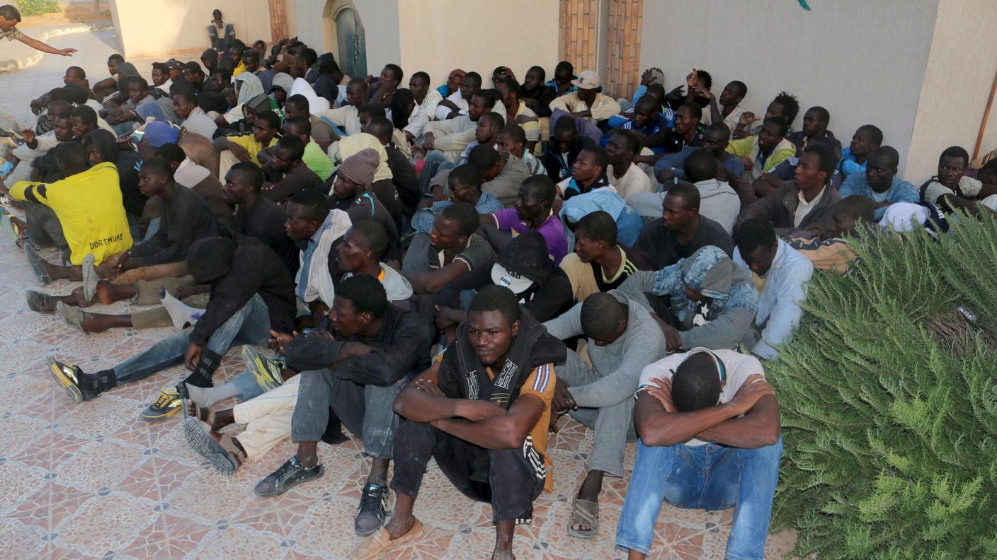 Migranti trattenuti in un centro libico
