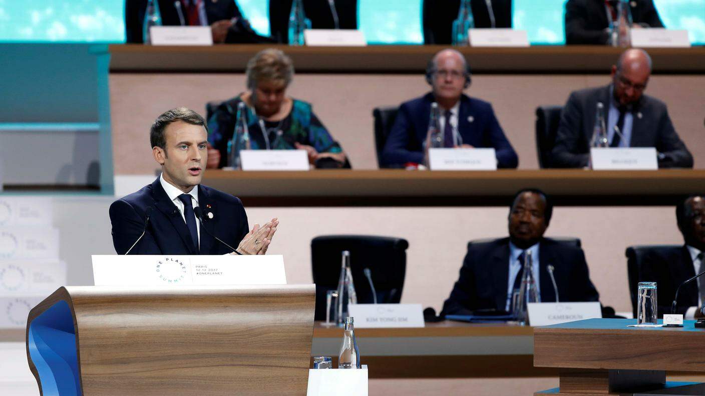 Emmanuel Macron si esprime durante l'incontro sul clima One Planet Summit a Parigi REU.jpg