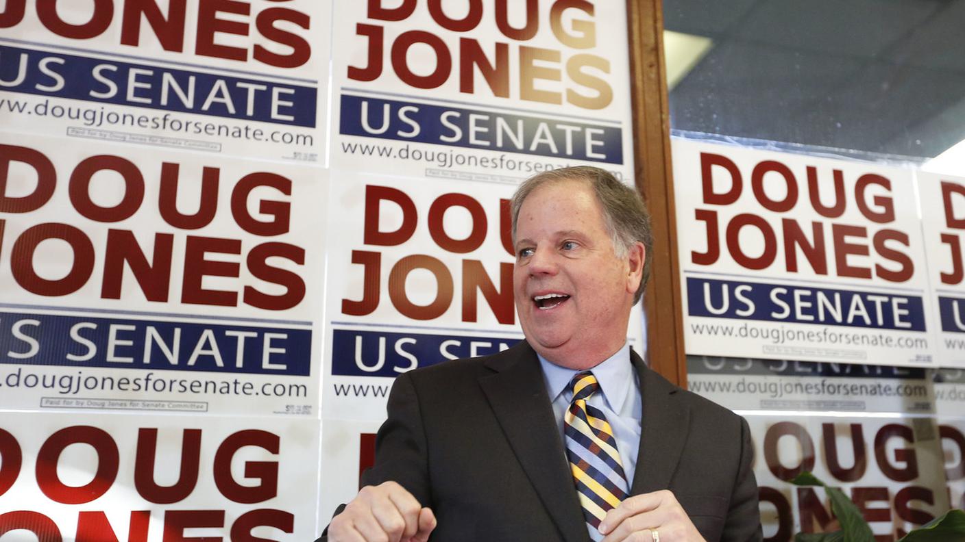 Il democratico Doug Jones festeggia