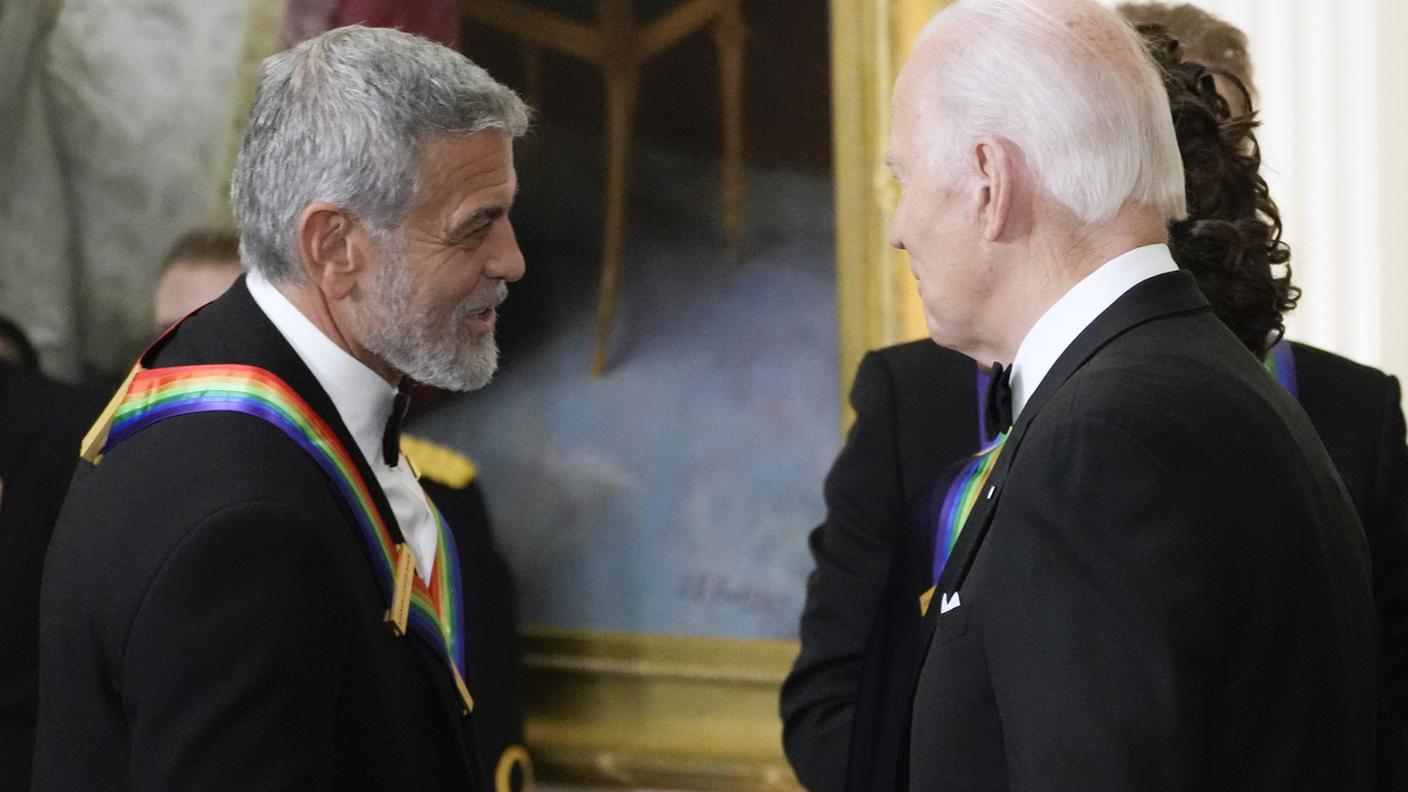 L'attore George Clooney con il presidente Joe Biden, lo scorso novembre a Washington.jpg