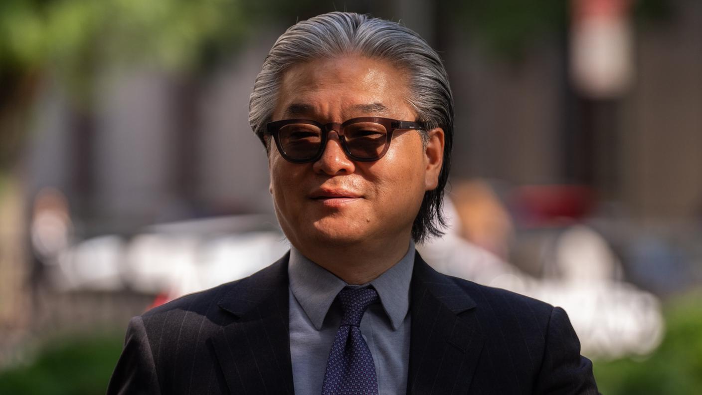 Il patron di Archegos Bill Hwang mentre va in tribunale a New York