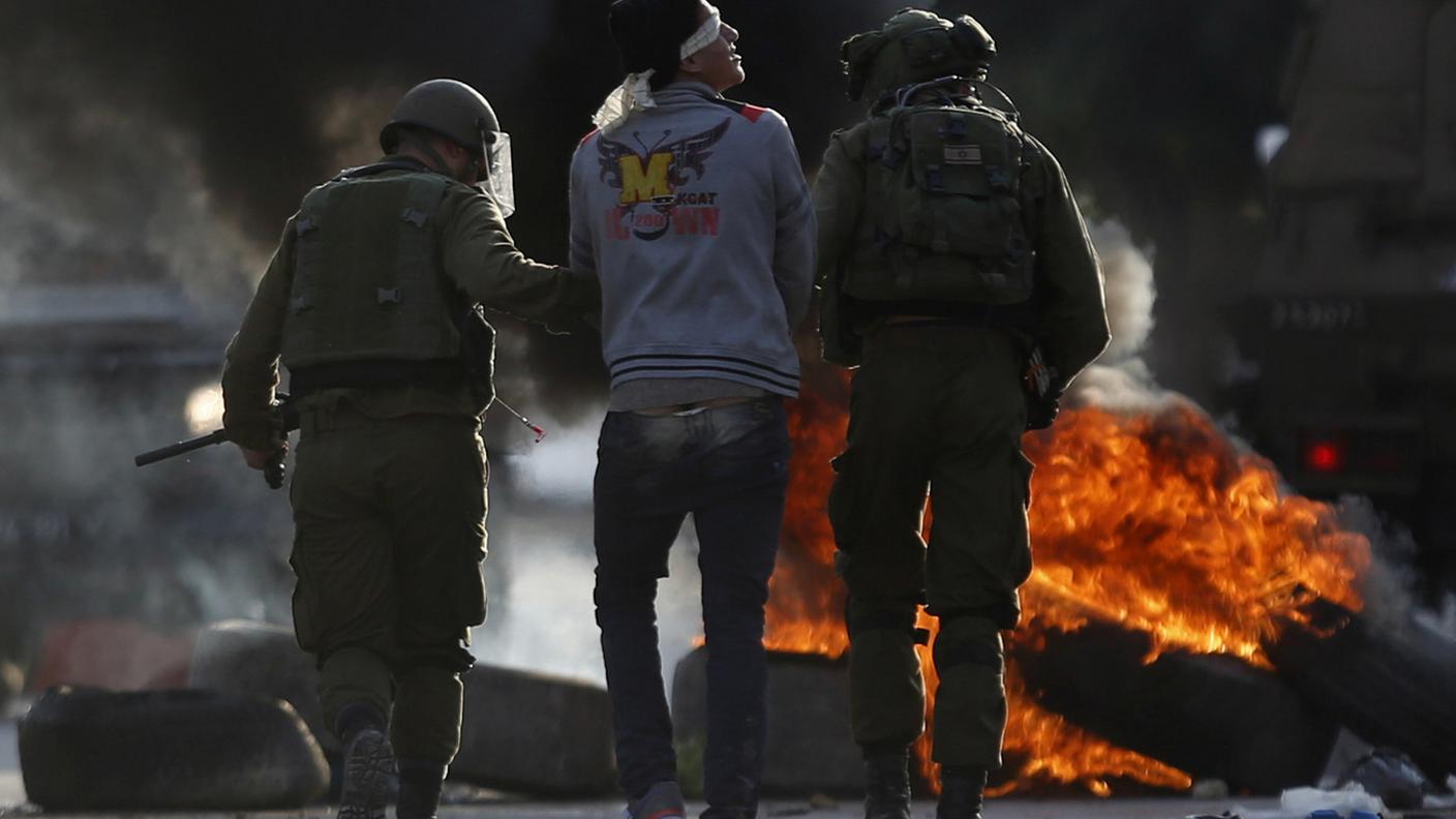 Militari isareliani arrestano un manifestante palestinese