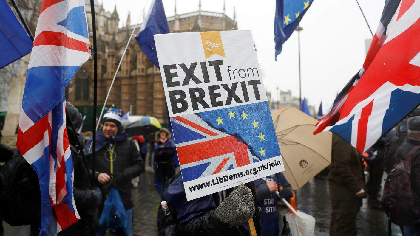 Manifestanti anti brexit davanti al Parlamento a Londra lo scorso 11 dicembre