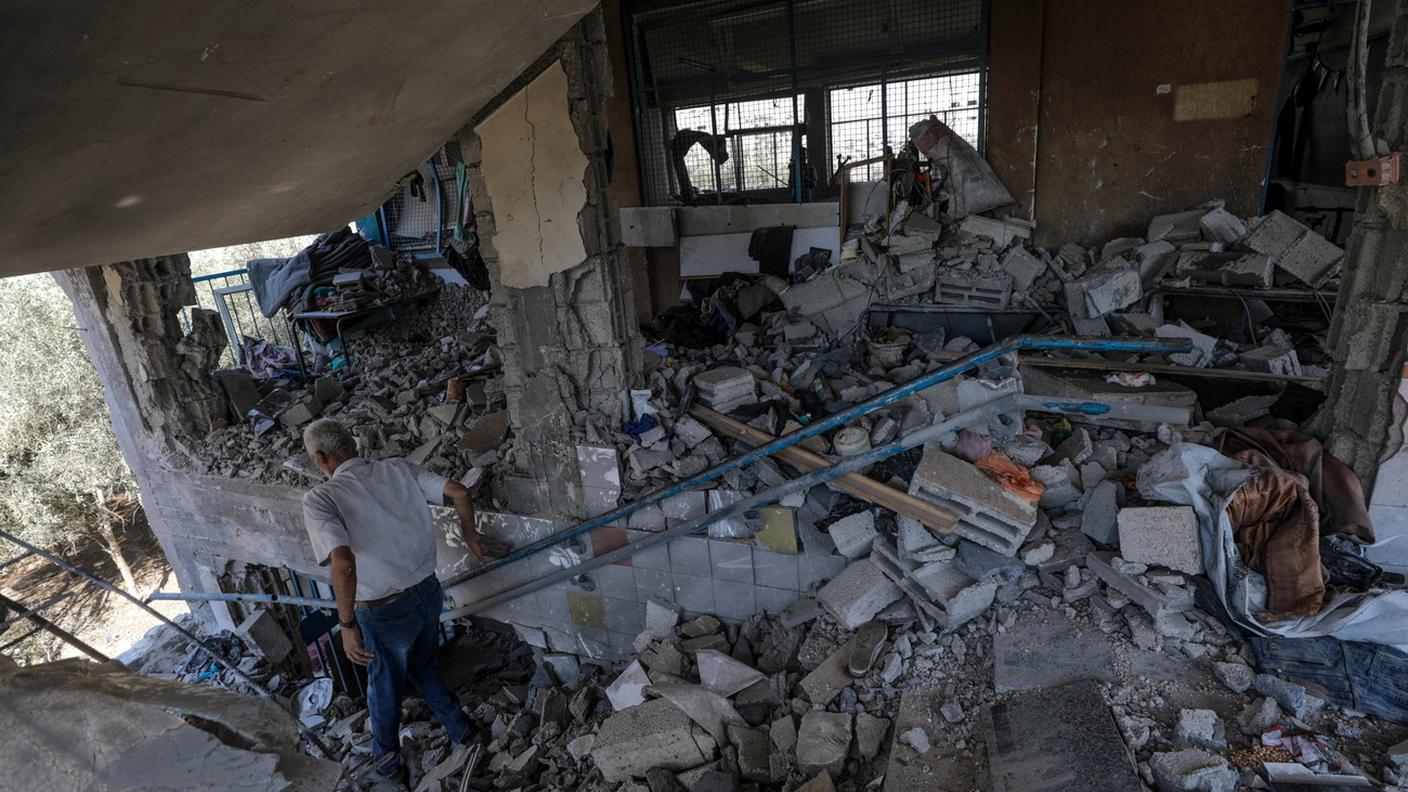 Una scuola dell'UNRWA danneggiata nel campo profughi di Nuseirat