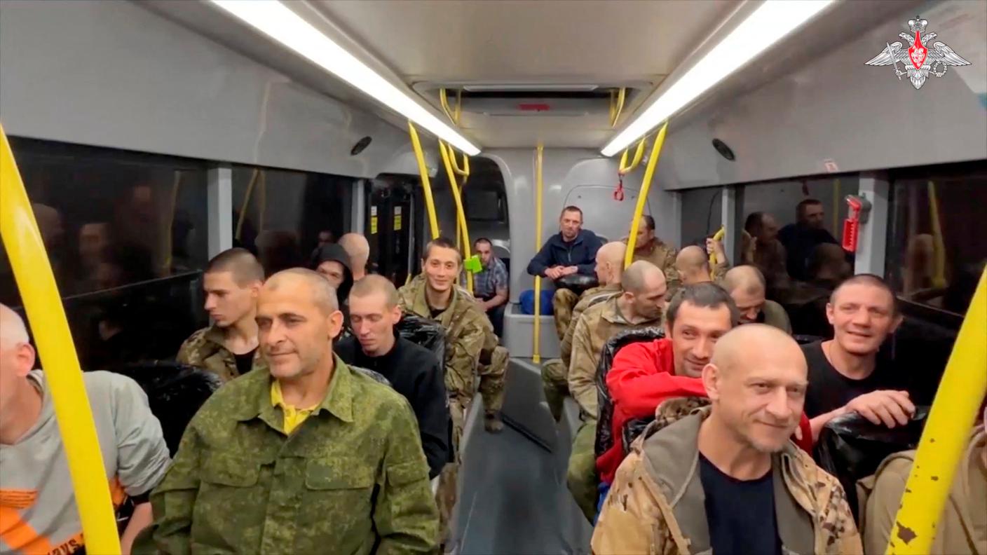 Un frame tratto da un video rilasciato dal ministero della Difesa russo:  i prigionieri russi tornano a casa