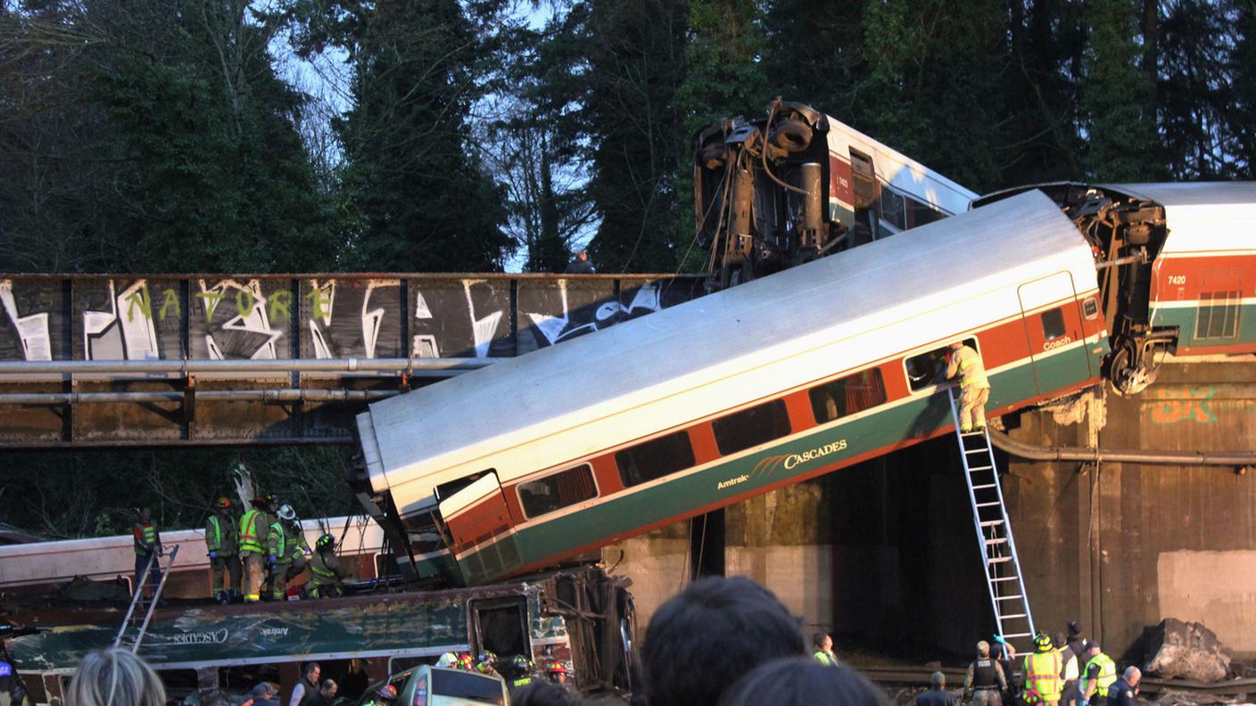 Il treno della Amtrak deragliato a sud di Seattle