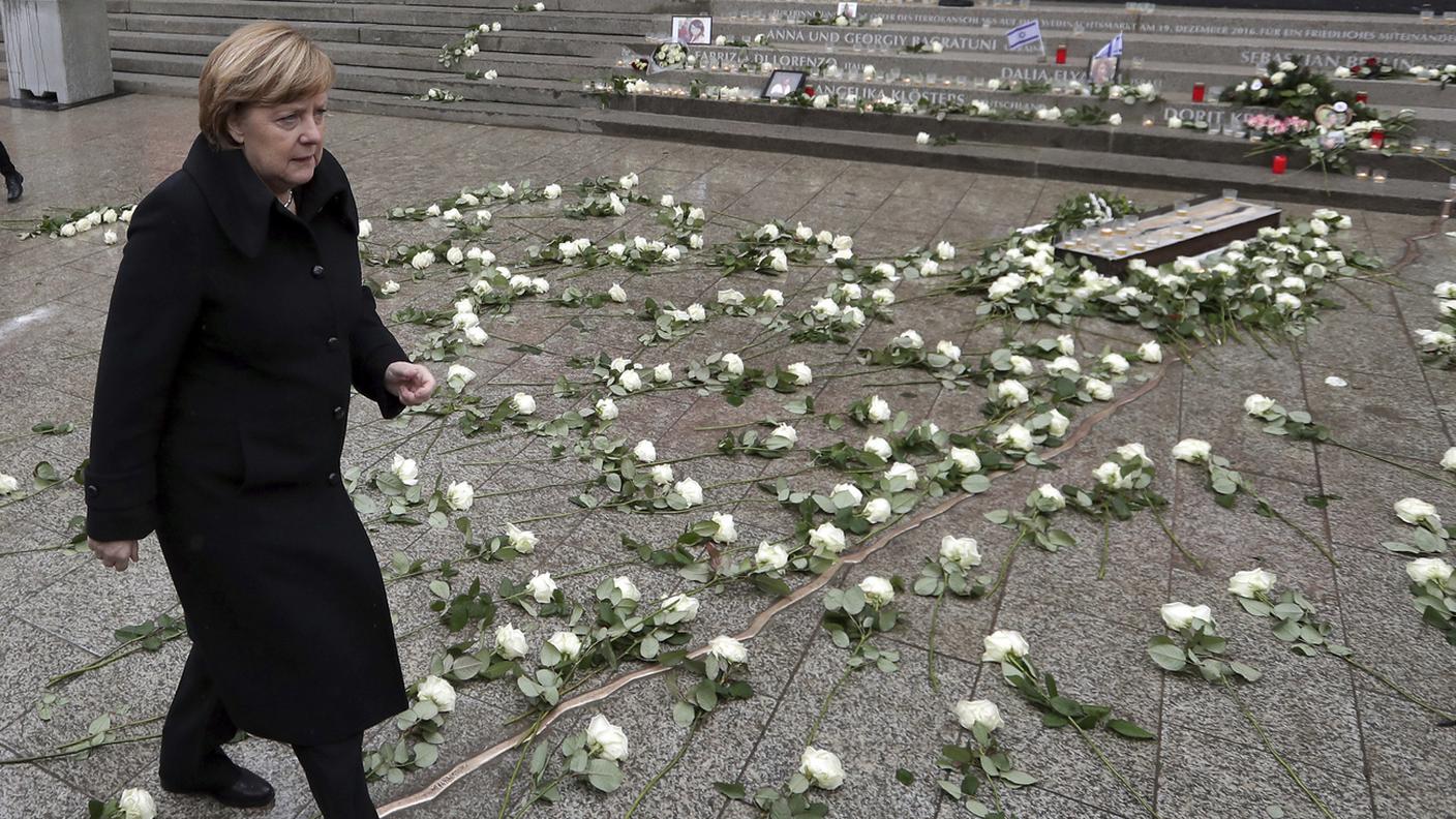 Angela Merkel sulla frattura dorata, il monumento che rappresenta la ferita della città