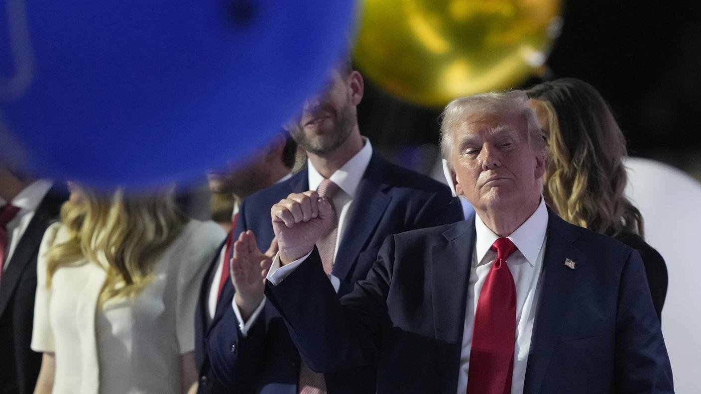 Donald Trump con il pugno alzato al termine del suo discorso