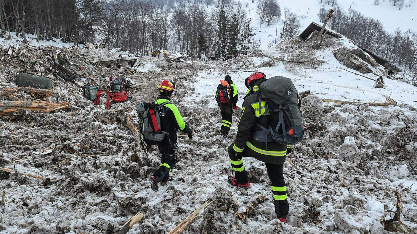 18 gennaio, una valanga travolge l'Hotel Rigopiano a Farindola, in Abruzzo. I morti sono 29