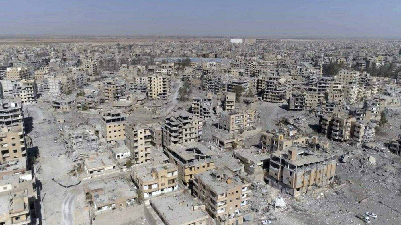 Lo Stato islamico militarmente sconfitto: la sua capitale Raqqa, in immagine, cade il 17 ottobre