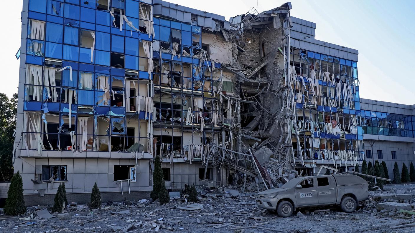 La sede della ONG svizzera dopo l'impatto del missile.JPG
