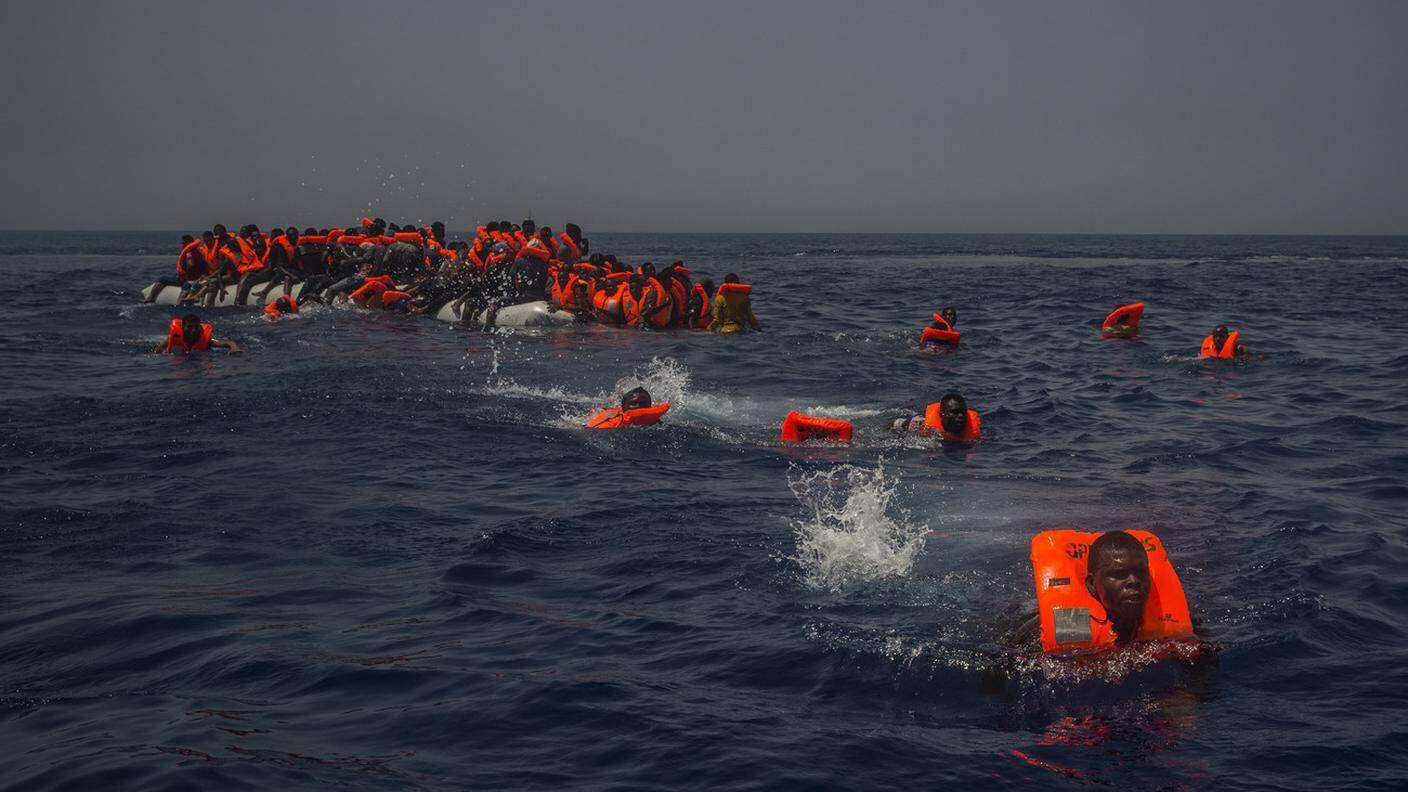 Un gruppo di migranti alla deriva al largo della Libia