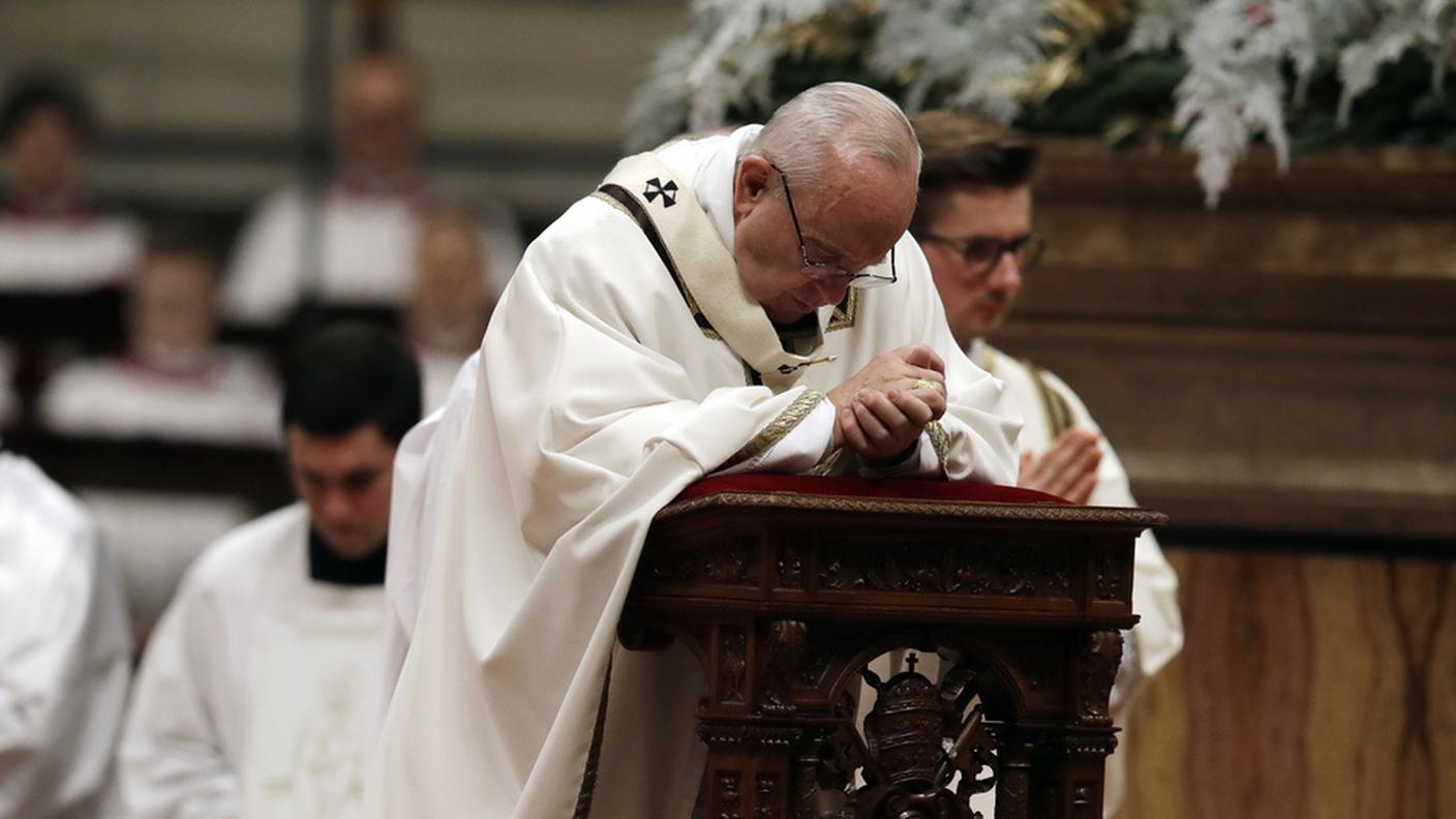 Papa Francesco, raccolto in preghiera nella basilica di San Pietro
