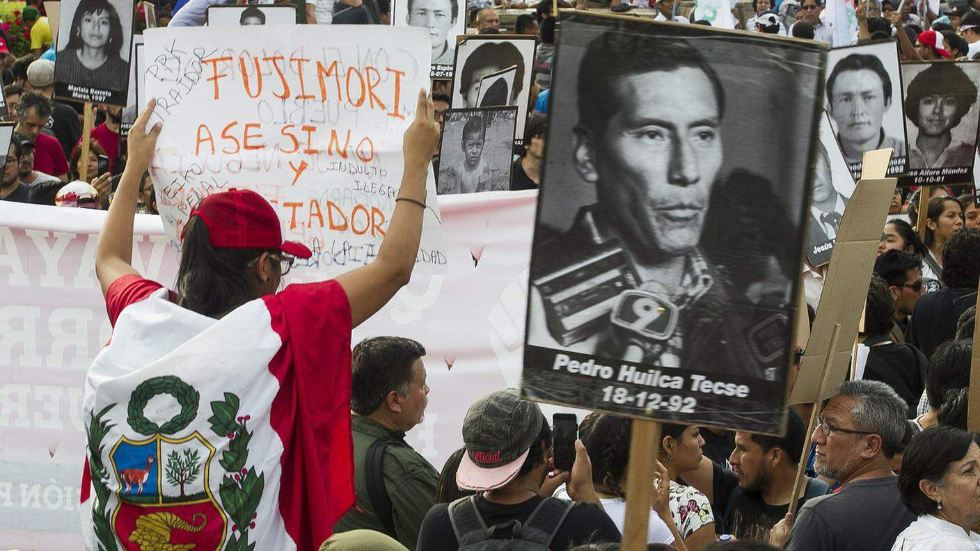 I dimostranti avevano le foto di oppositori uccisi sotto la presidenza di Fujimori