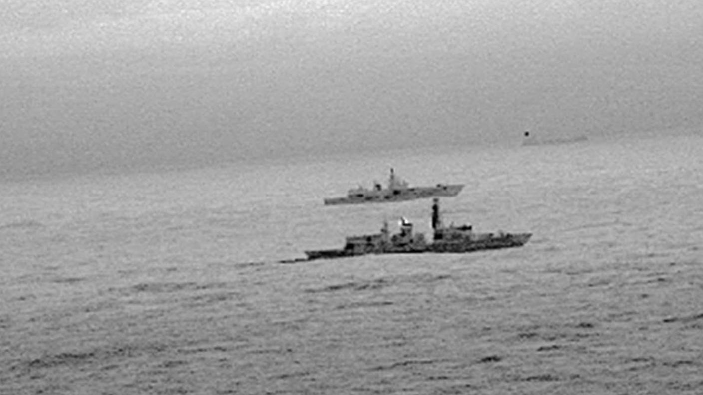 La fregata britannica Hms St Albans mentre intercetta la Admiral Gorshkov