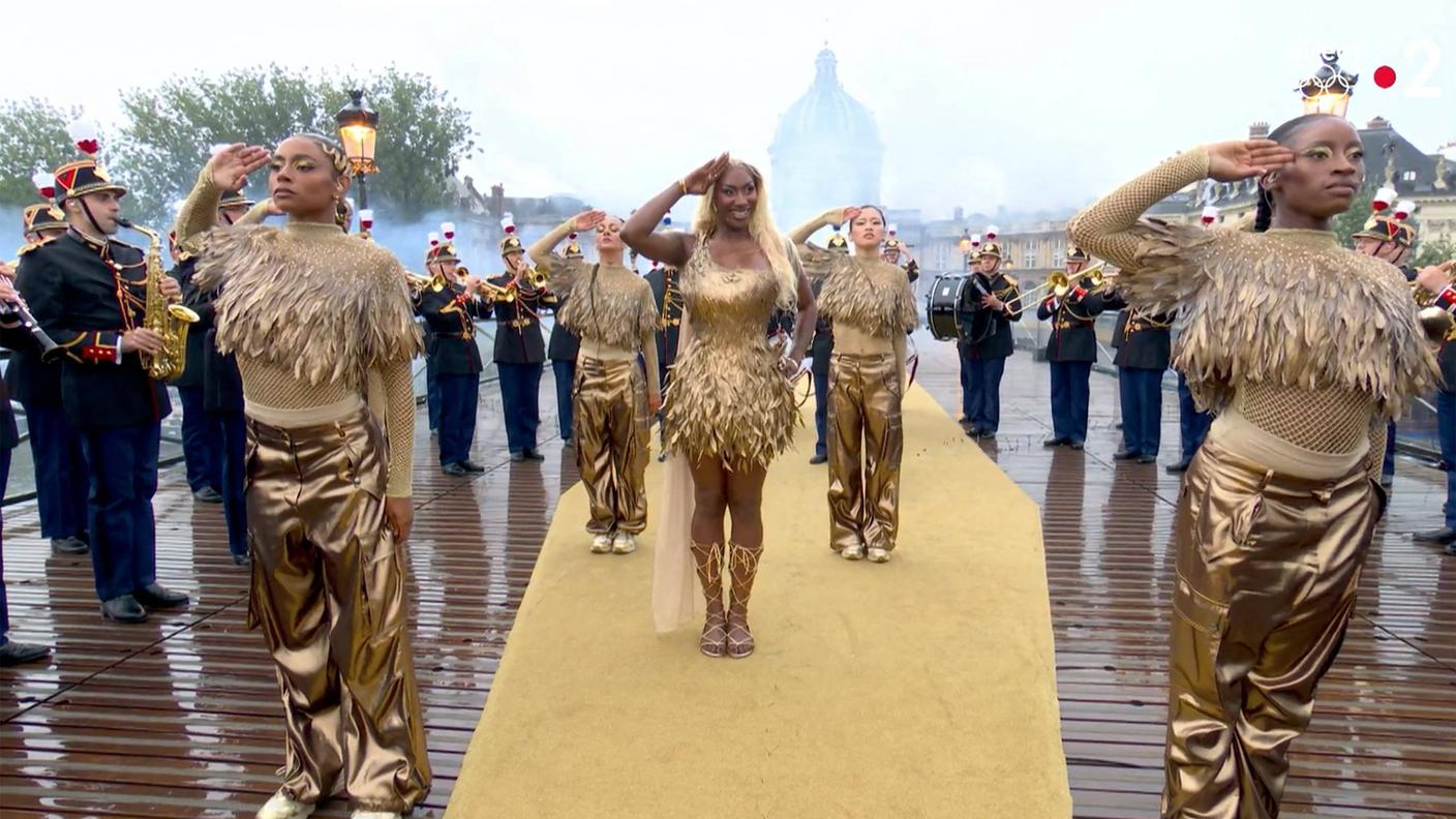 Aya Nakamura nella sua performance durante l'apertura dei Giochi Olimpici 2024