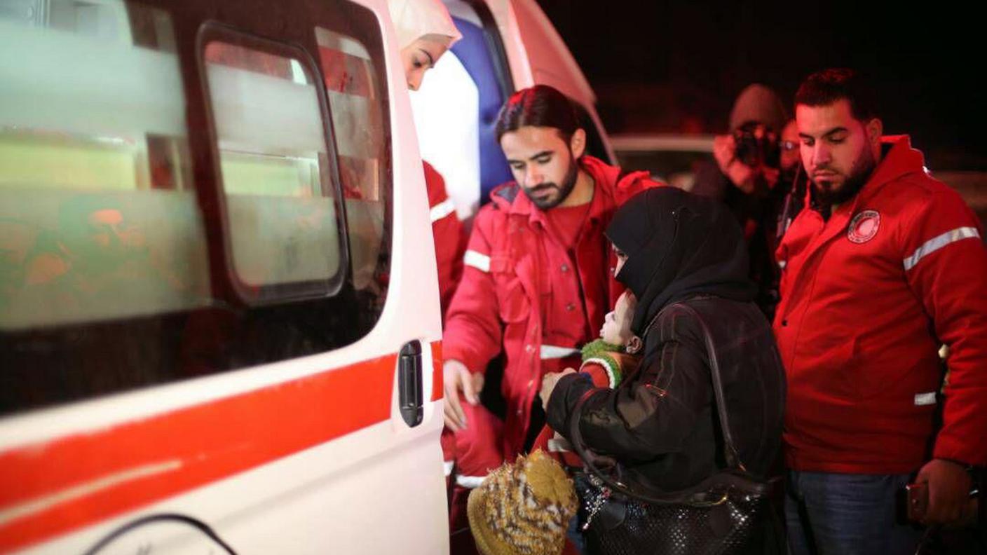 I primi civili sono evacuati da Ghuta a bordo di ambulanze