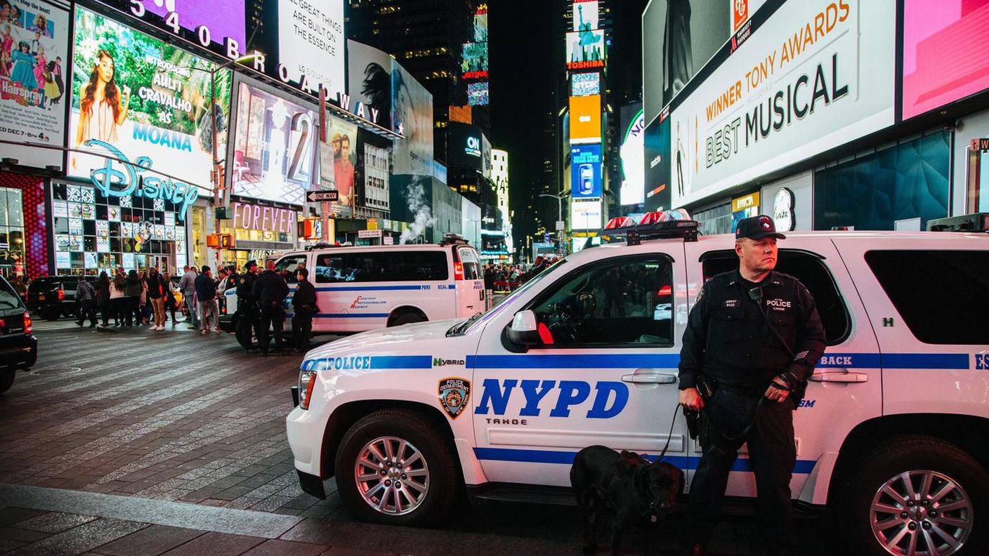 Un agente della polizia di New York