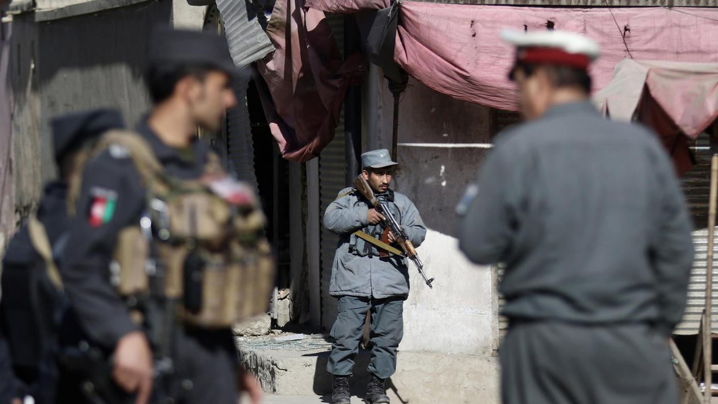 Agenti afghani sulla scena dell'attentato
