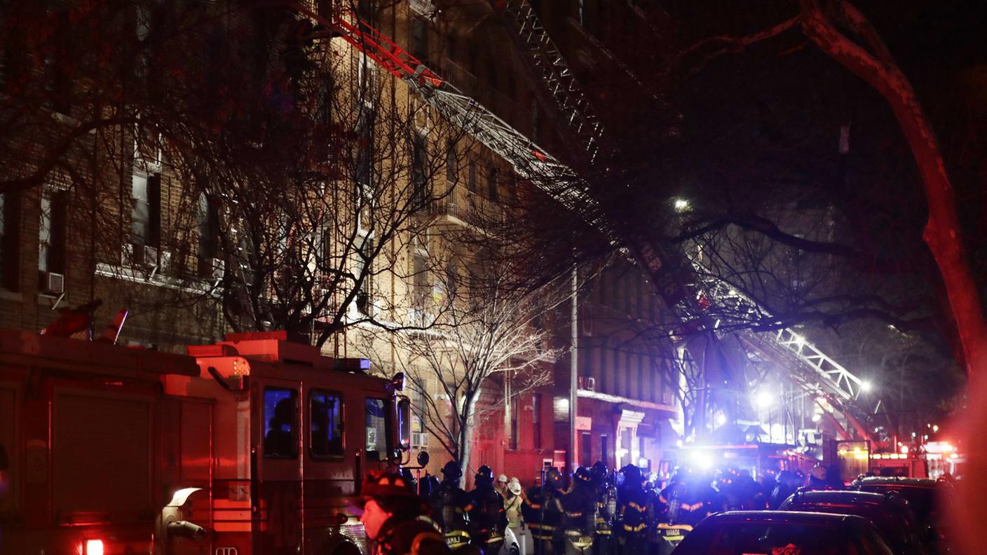 Più di 160 i pompieri in azione per domare l'incendio nel Bronx