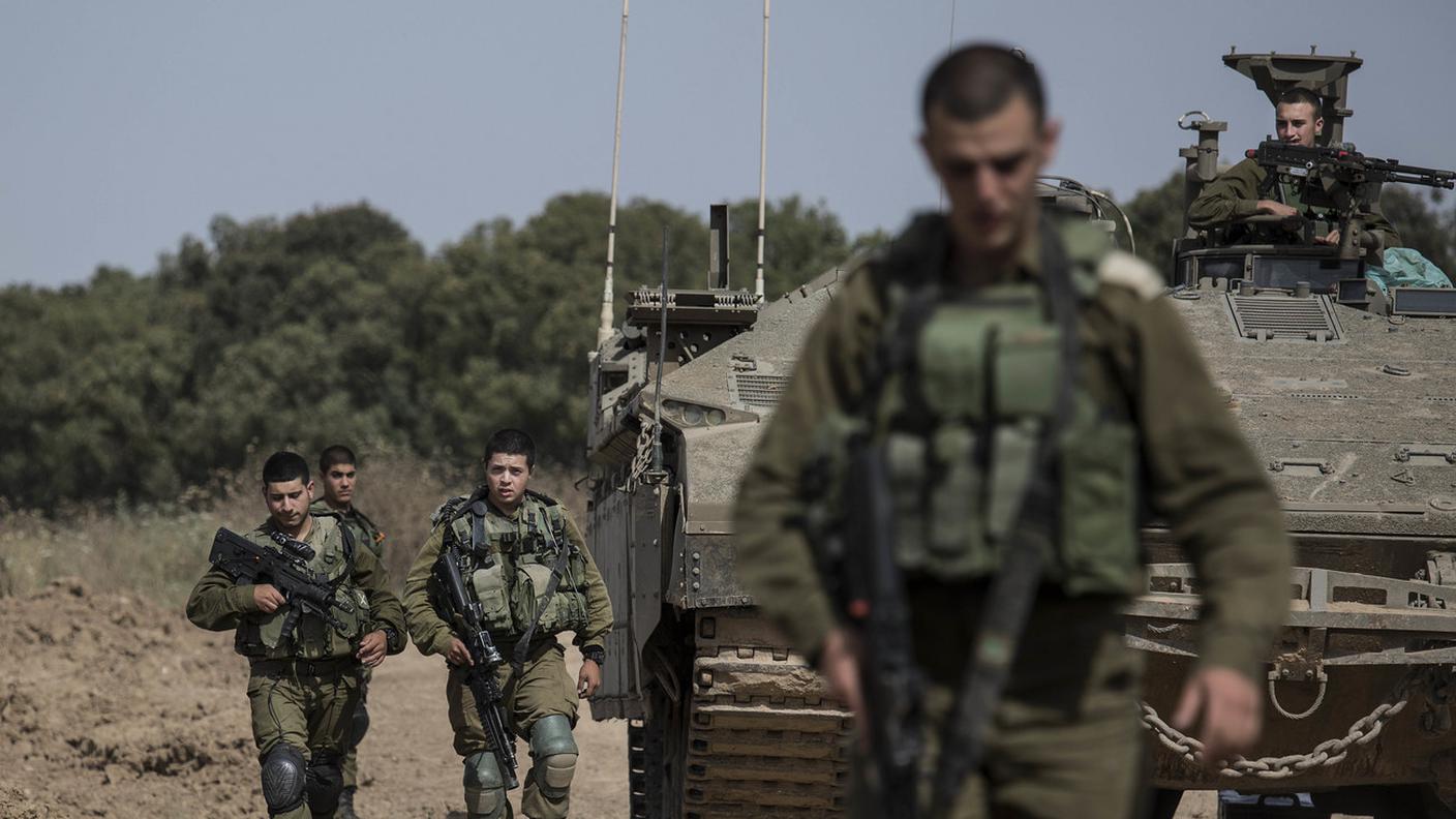 Soldati israeliani intorno a un tank