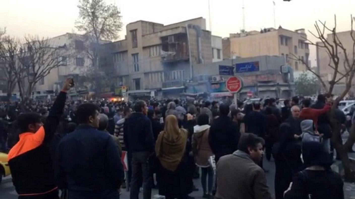Le proteste di studenti e gente comune sabato a Teheran
