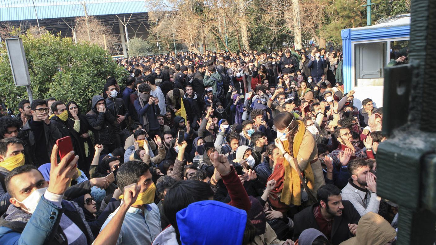Migliaia di persone continuano a protestare contro il Governo iraniano anche dopo giorni