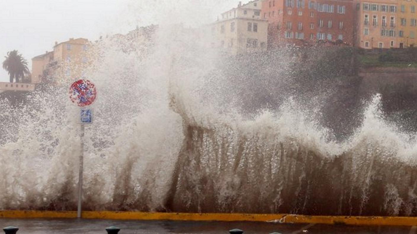 La violenza della tempesta sta sferzando i litorali della Corsica settentrionale