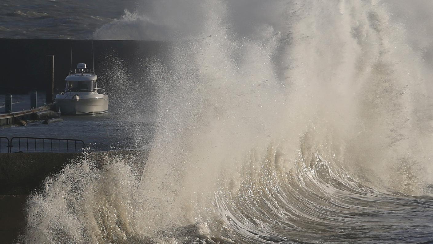 La violenza della tempesta sulla costa atlantica francese