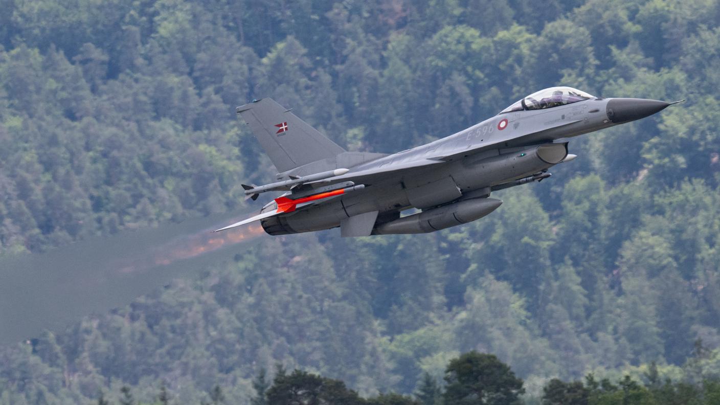 Un F-16 dell'aeronautica danese durante recenti manovre militari in Germania
