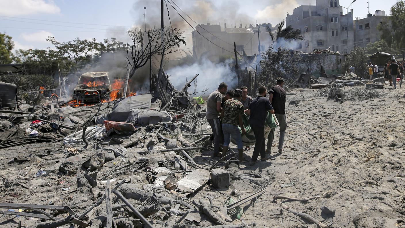 I soccorsi a Khan Yunis dopo l'attacco israeliano del 13 luglio in cui è rimasto ucciso Deif KEY.jpg