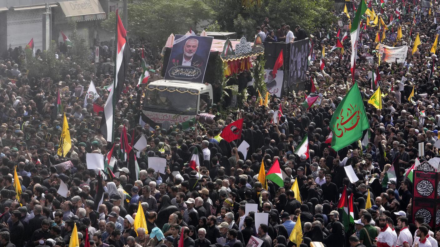 L'immensa folla che a Teheran ha circondato il camion con le spoglie del leader politico di Hamas