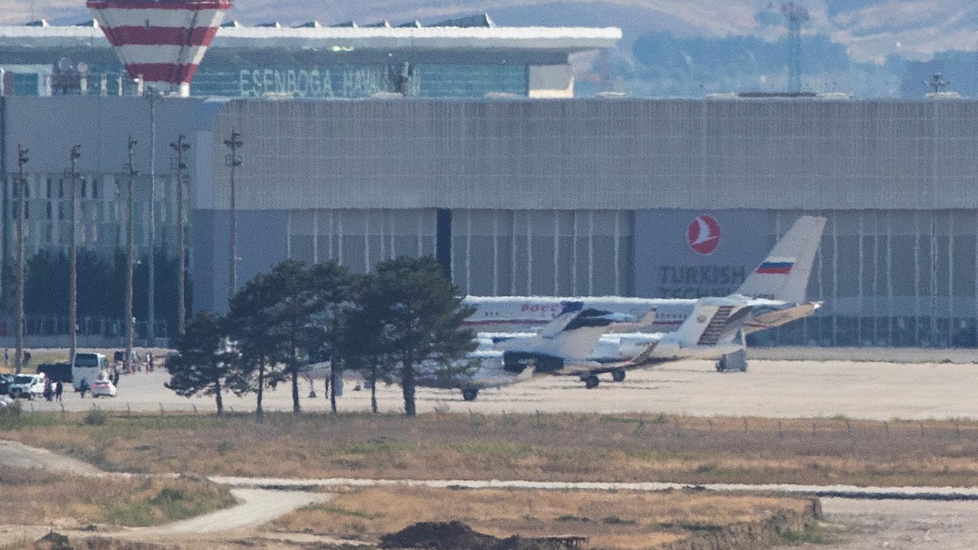 Un aereo governativo russo fotografato oggi all'Aeroporto di Esenboga ad Ankara, in Turchia