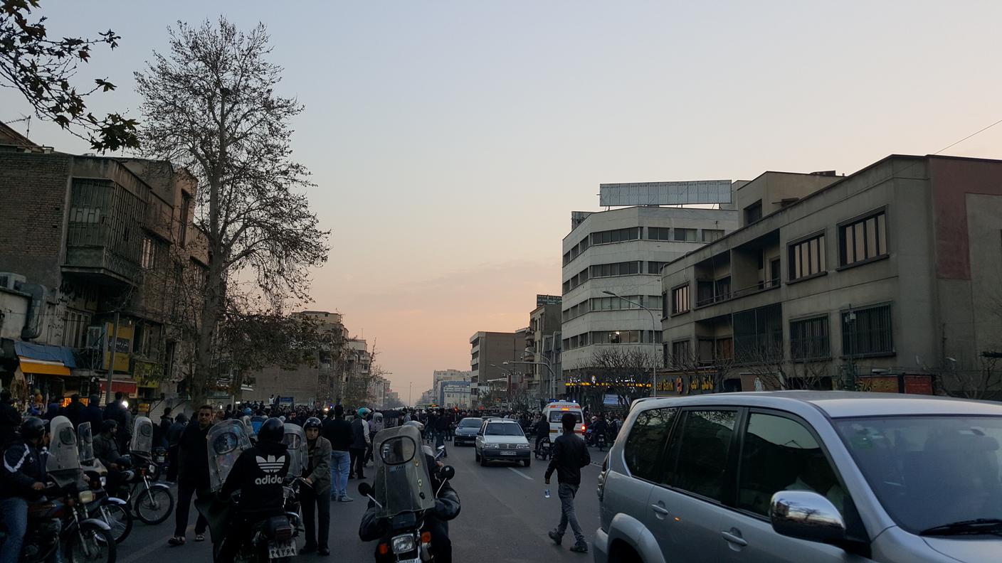 Manifestanti nelle vie di Teheran