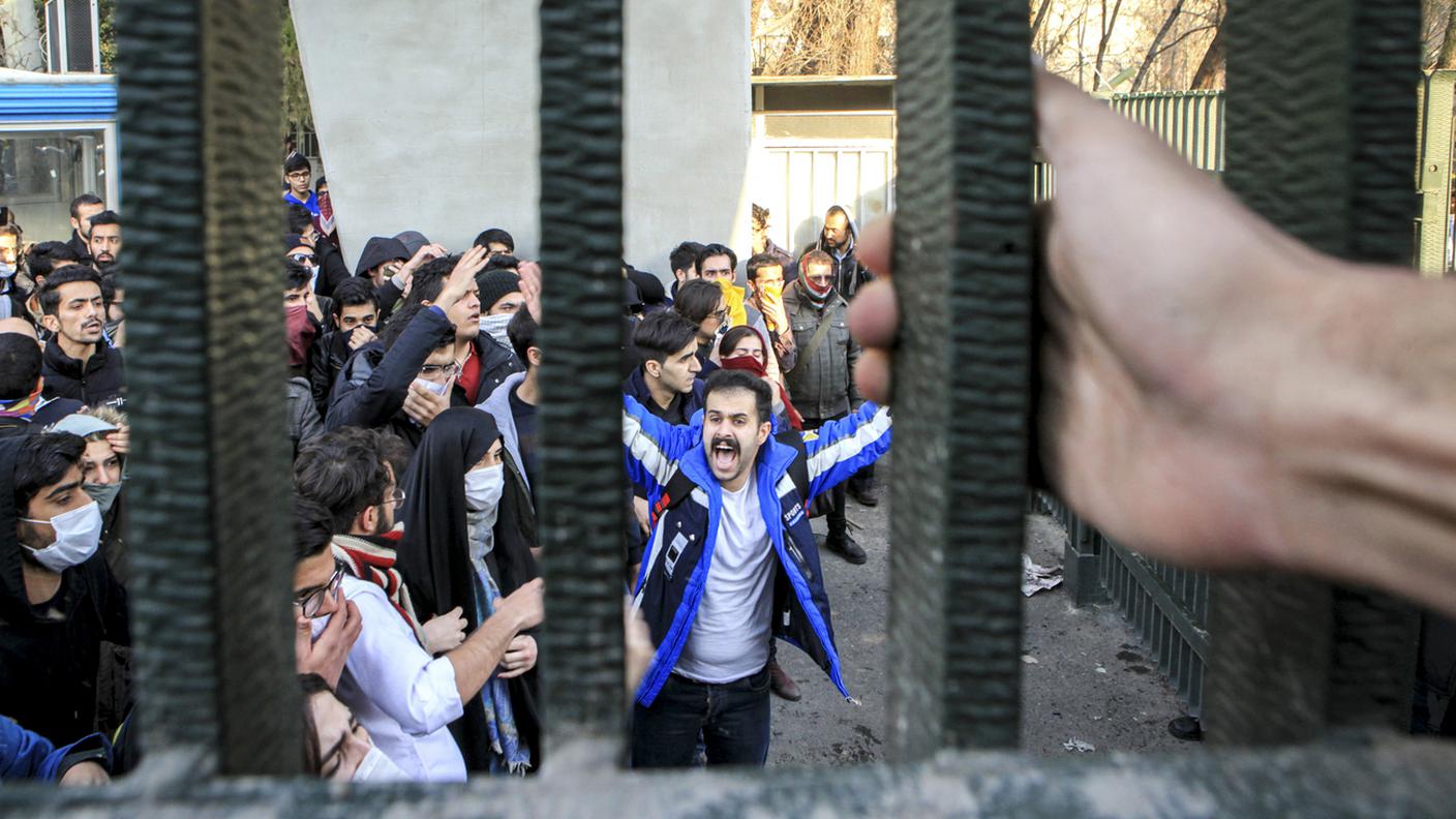 Studenti protestano all'università di Teheran