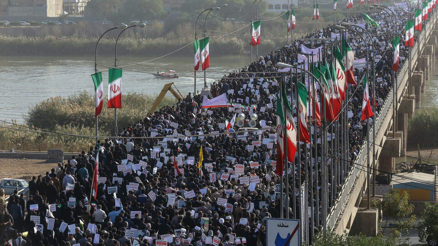 Decine di migliaia di persone sono scese in strada mercoledì, manifestando in favore del regime