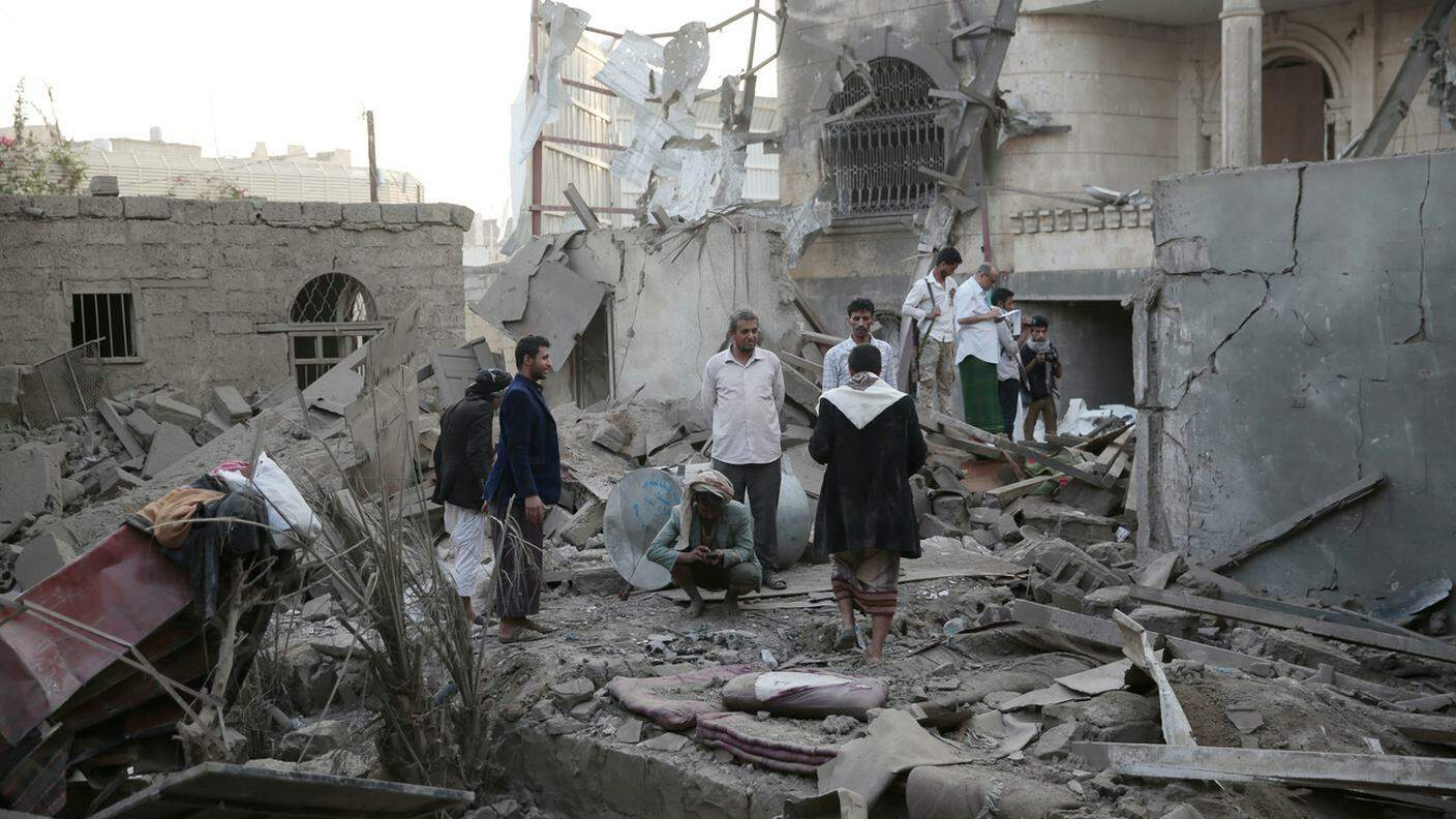 Una casa distrutta dai bombardamenti a Sanaa (archivio)