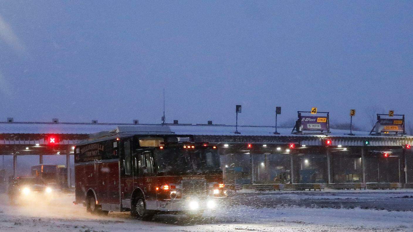 Un mezzo di soccorso sull'autostrada ricoperta da neve e gelo a Buffalo, Stato di New York