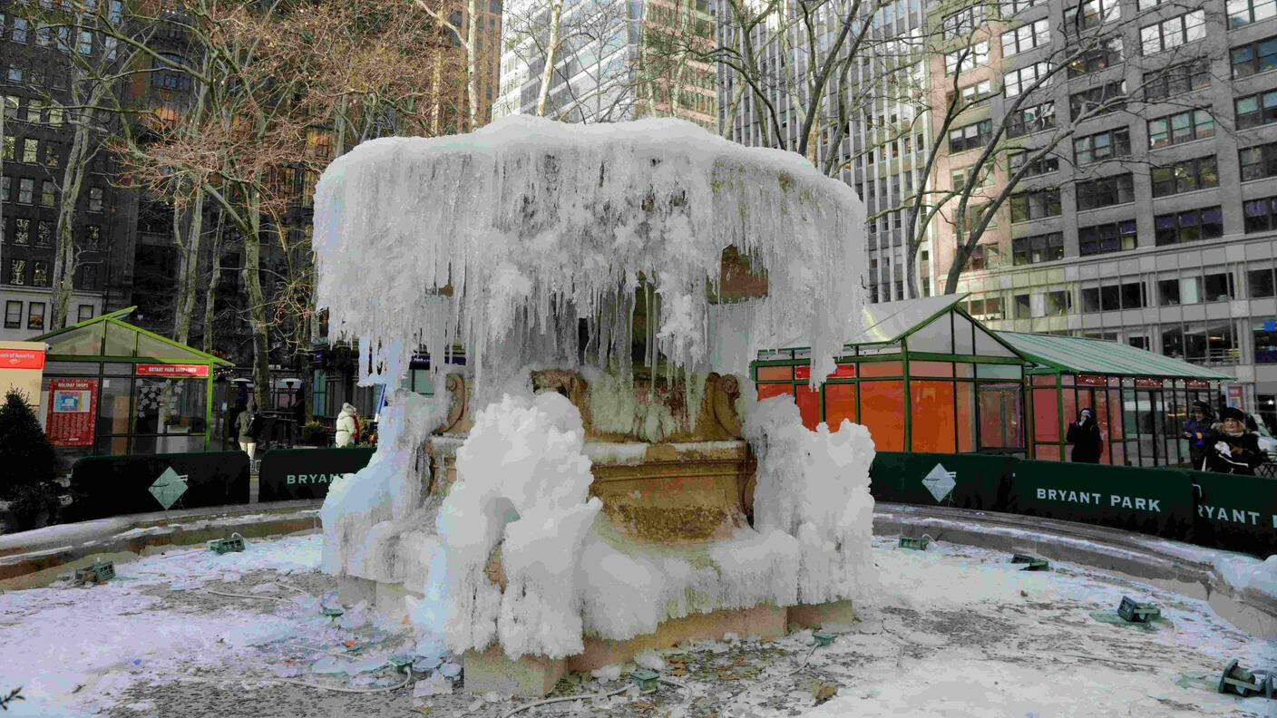 Una fontana congelata totalmente nel centro di una New York a -16°C