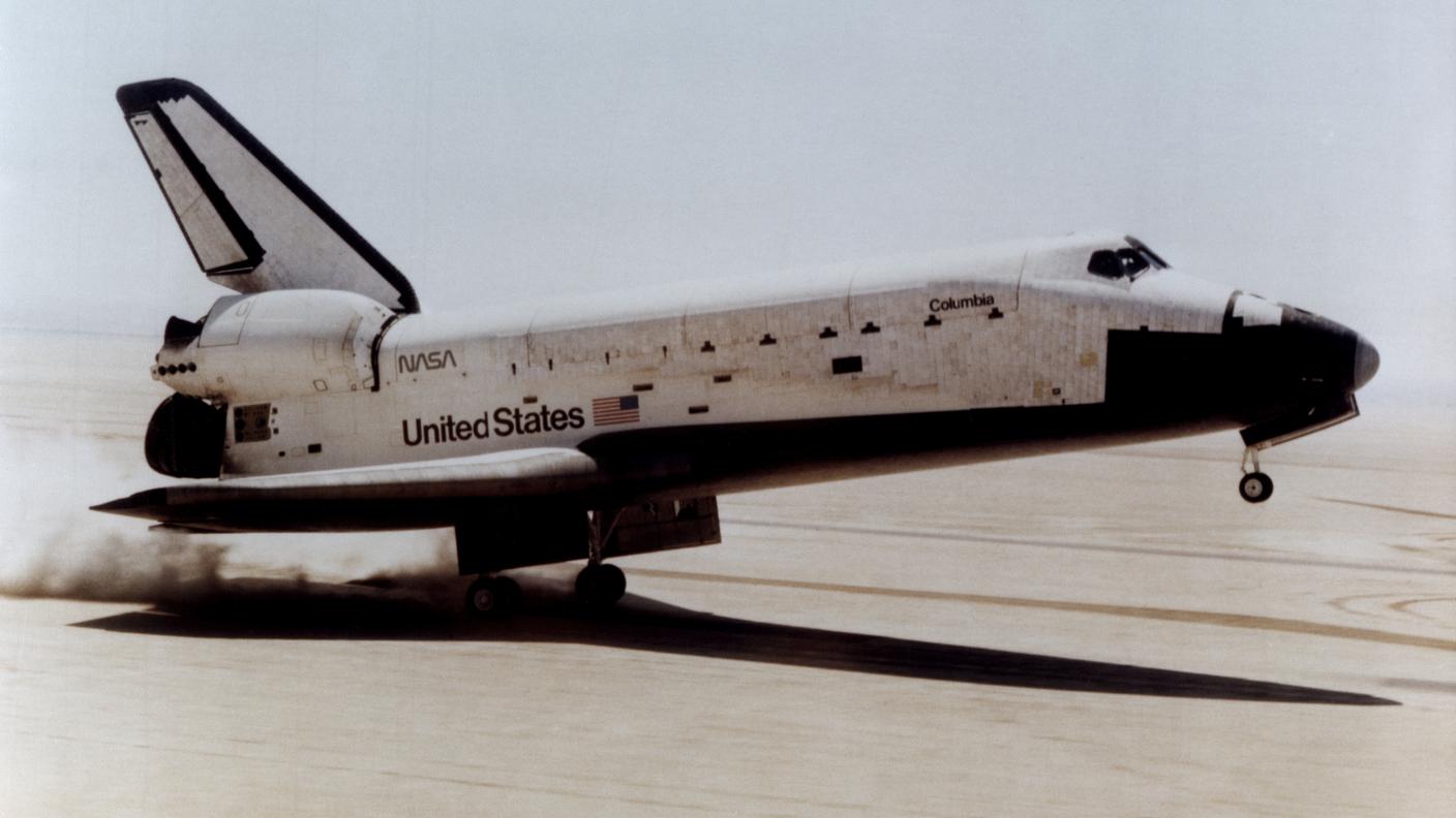 Il primo Shuttle, con Young ai comandi, al momento del rientro, dopo la prima missione in orbita, sulla pista della base californiana di Edwards