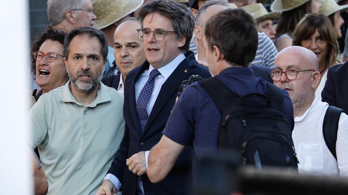 Puigdemont, al centro, durante la sua breve apparizione a Barcellona giovedì
