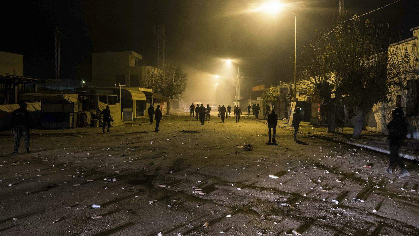 Arresti e feriti nella seconda notte di scontri in Tunisia