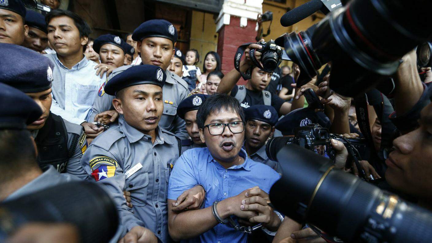I due giornalisti scortati dalla polizia all'esterno del tribunale
