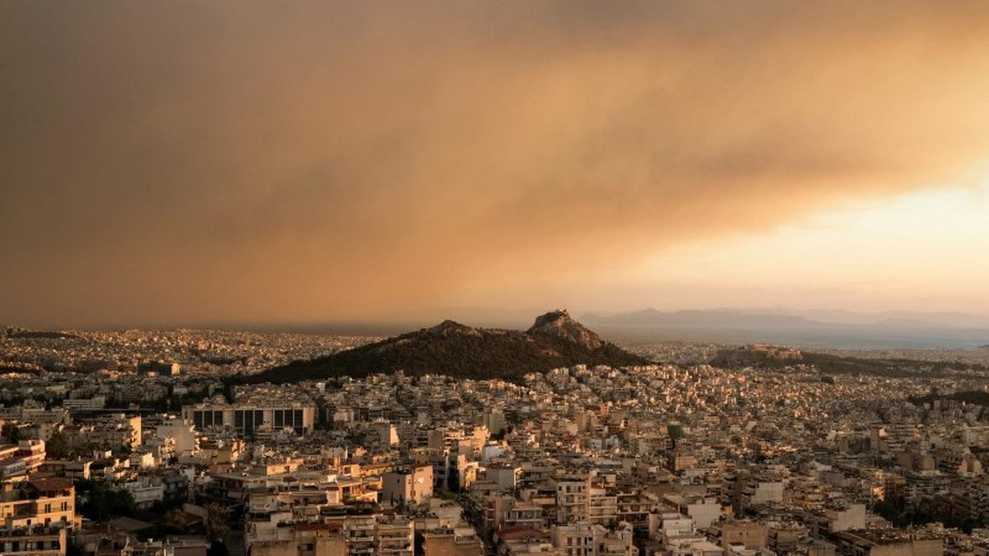 Il fumo oscura il cielo attorno alla capitale greca.JPG