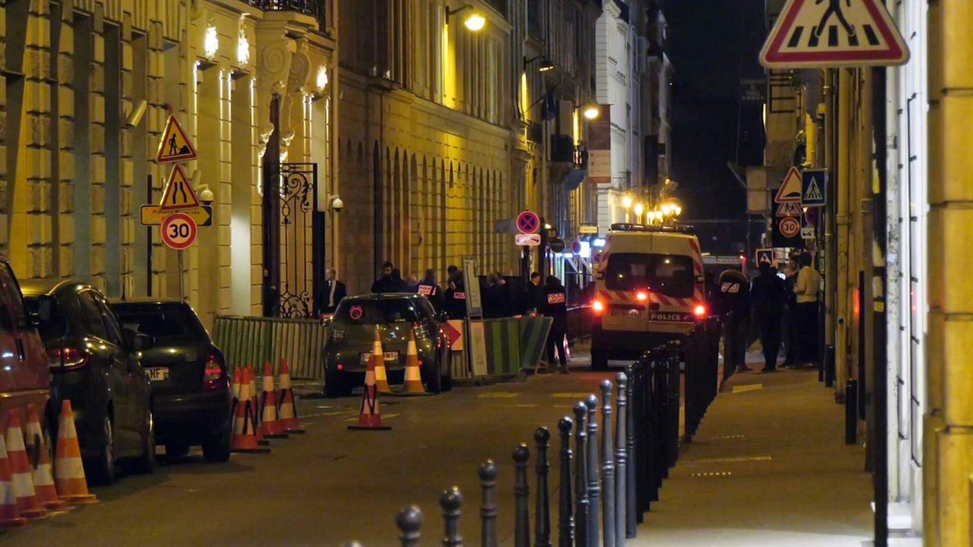 La polizia francese intervenuta in Place Vendôme dopo la rapina al Ritz, mercoledì