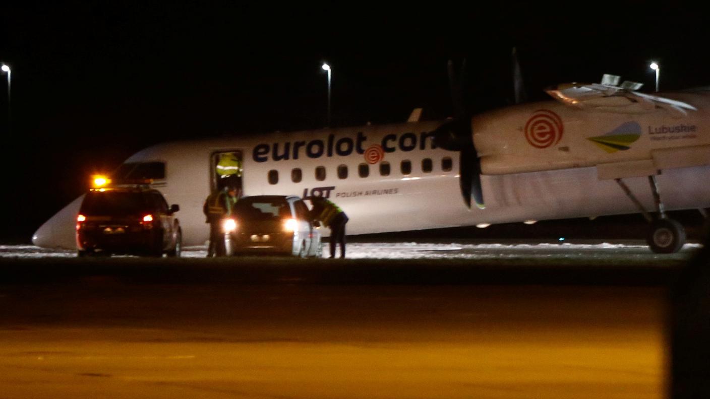 L'aereo senza carrello dopo l'atterraggio d'emergenza allo scalo di Varsavia