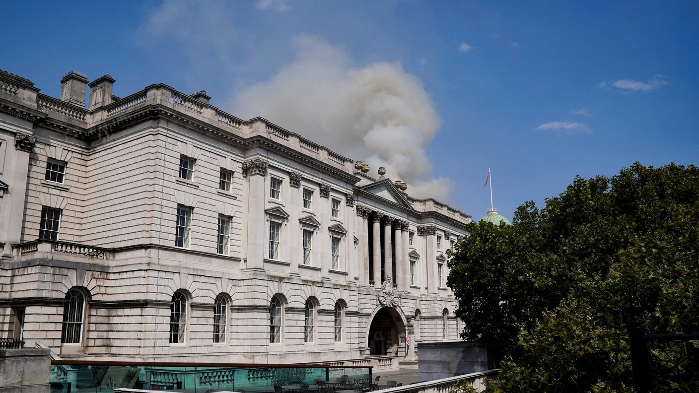 Il fumo che si alza dalla Somerset House