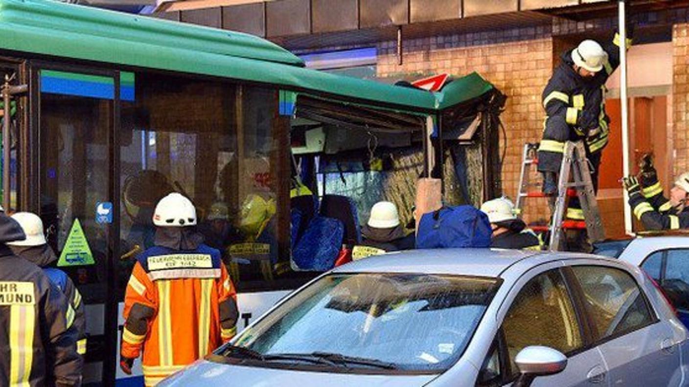 I soccorsi in azione sul luogo dell'incidente di martedì a Eberbach