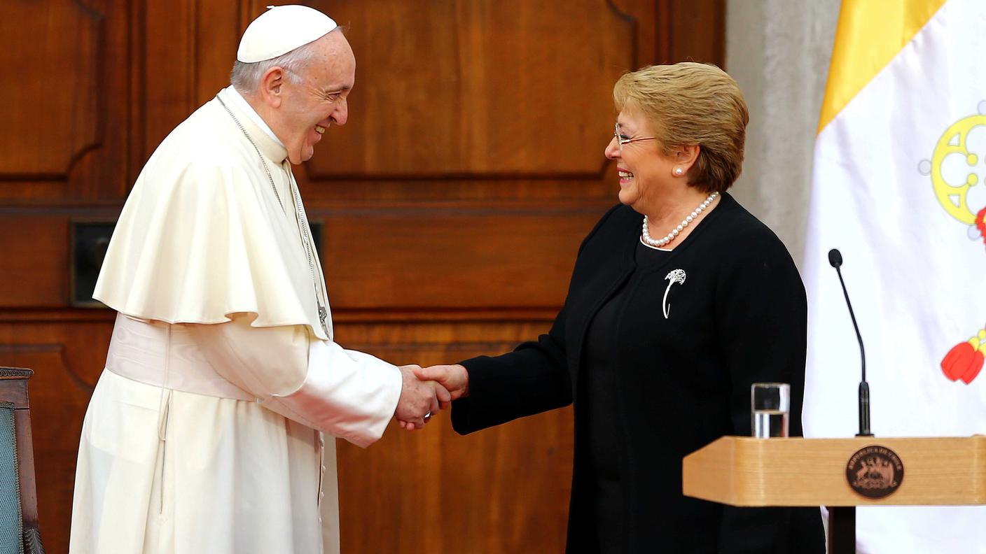 Papa Francesco stringe la mano alla presidente cilena uscente, Michelle Bachelet